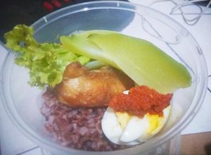 Foto resep Nasi Merah Ayam Goreng Lalapan (Telur Labu Siem Kukus)