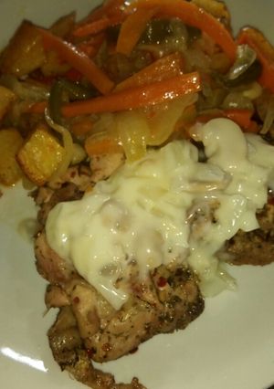 Una foto de Pollo con salsa de champiñón y verduras grilladas