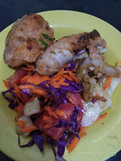 Una foto de Salmón criollo con ensalada