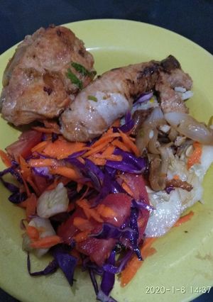 Una foto de Salmón criollo con ensalada