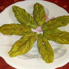 Leaf shaped mathri A picture of Leaf shaped mathri.