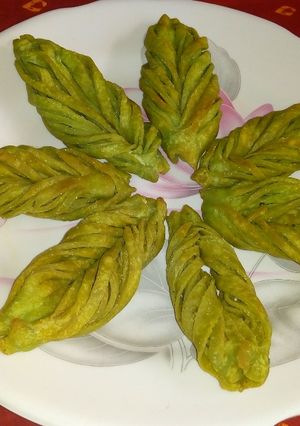 A picture of Leaf shaped mathri.