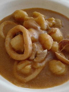 Una foto de Calamares en salsa de almendras con ñoquis