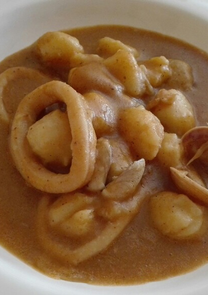Una foto de Calamares en salsa de almendras con ñoquis