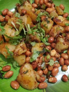 फलाहारी आलू (Falahari aloo recipe in Hindi) रेसिपी मुख्य फोटो