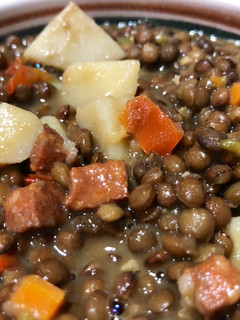 Una foto de Lentejas con patatas, verduras y chorizo