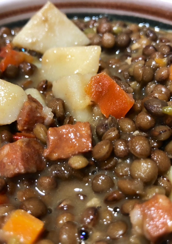 Una foto de Lentejas con patatas, verduras y chorizo