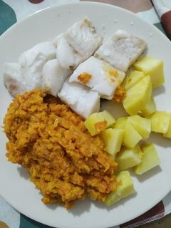 Una foto de Merluza con salsa de tomate y patatas al vapor (Thermomix)