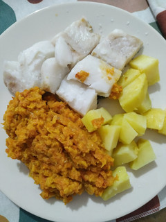 Una foto de Merluza con salsa de tomate y patatas al vapor (Thermomix)