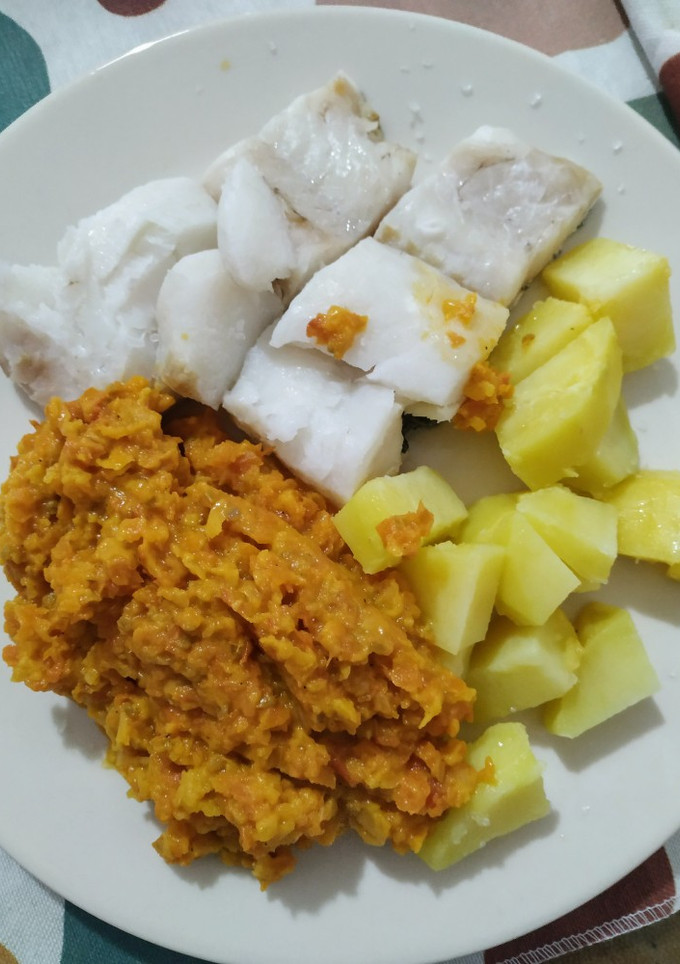 Una foto de Merluza con salsa de tomate y patatas al vapor (Thermomix)
