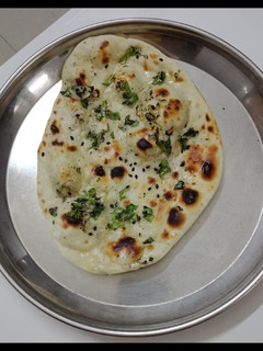 બટર નાન (butter naan recipe in gujarati) રેસીપી મુખ્ય ફોટો