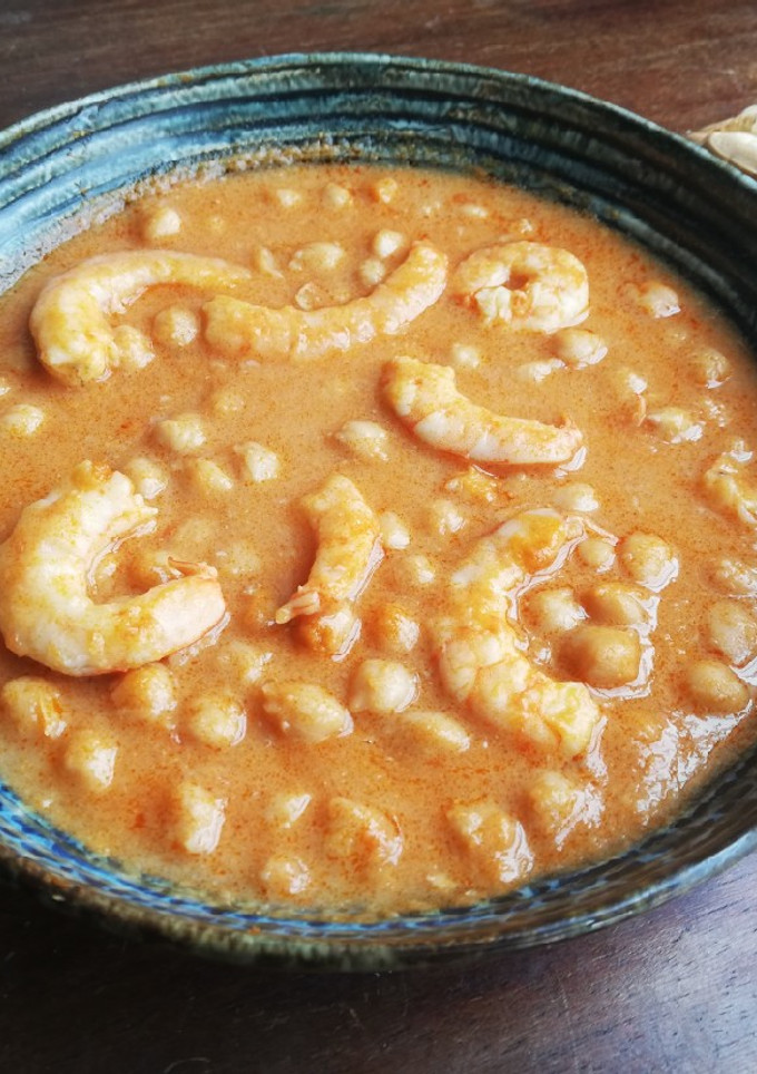 Una foto de Garbanzos con langostinos 🦐