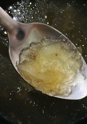 Hình của món Gà ác chưng yến.