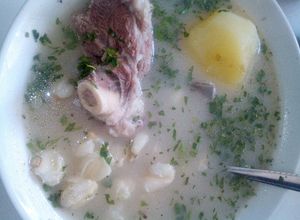 Una foto de Caldo de cordero con mote