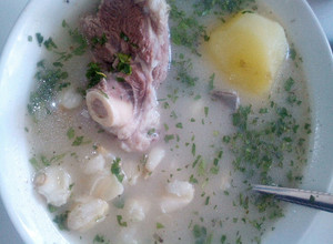 Una foto de Caldo de cordero con mote