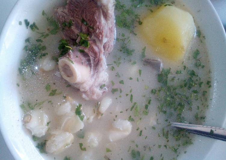 Caldo de cordero con mote