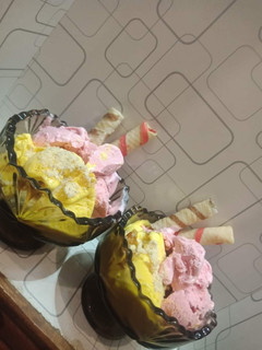 A picture of Mango ice-cream & strawberry ice-cream.