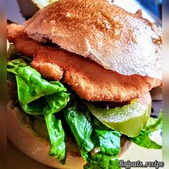 A picture of Zinger Chicken Burger KFC style.