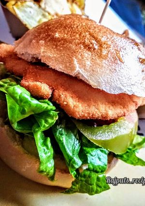 A picture of Zinger Chicken Burger KFC style.