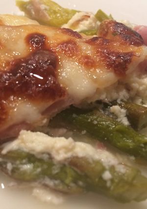 Csőben sült spárga sonkával, sajttal recept fotója