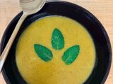 Crema fría de melón, curry y hierba buena