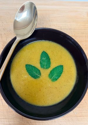 Una foto de Crema fría de melón, curry y hierba buena