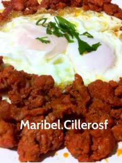 Una foto de Huevos fritos con chichas de matanza