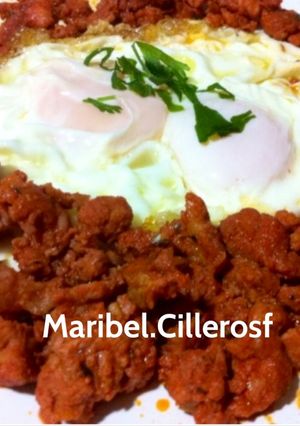 Una foto de Huevos fritos con chichas de matanza