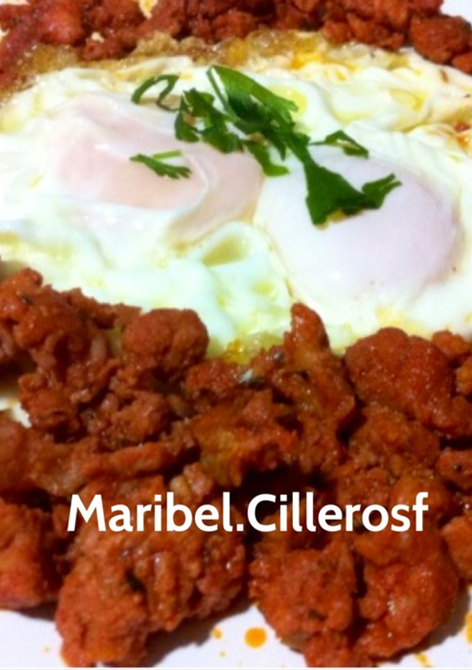 Una foto de Huevos fritos con chichas de matanza