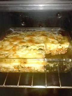 Una foto de Un delicioso pastel de calabacín revuelto con patatas y pescada