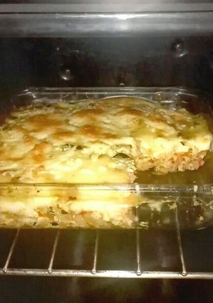 Foto principal de Un delicioso pastel de calabacín revuelto con patatas y pescada