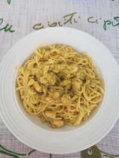 Una foto de Pasta salmón y guacamole