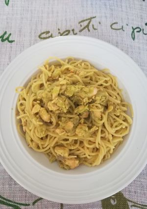 Una foto de Pasta salmón y guacamole