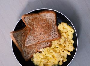 Foto resep Scrambled Eggs and Wheat Breads