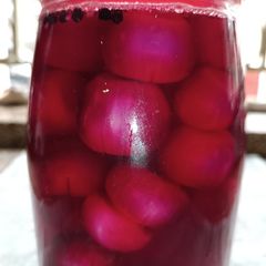 A picture of Baby onions in vinegar.