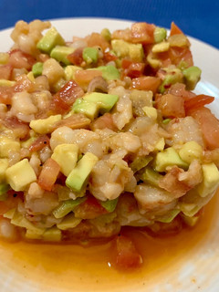 Foto principal de Tartar de langostinos y carabineros con aguacate y tomate