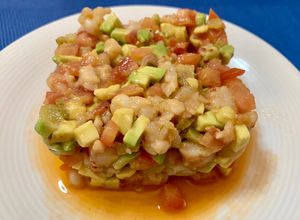 Una foto de Tartar de langostinos y carabineros con aguacate y tomate