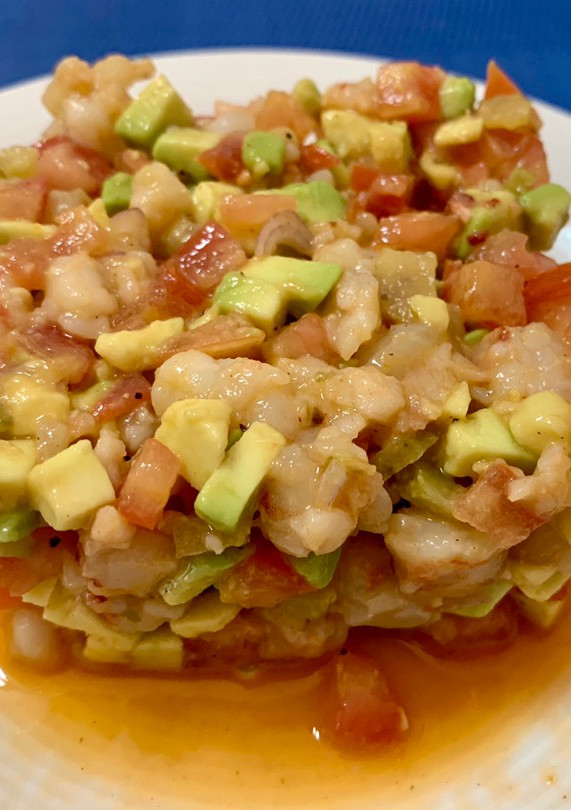 Una foto de Tartar de langostinos y carabineros con aguacate y tomate