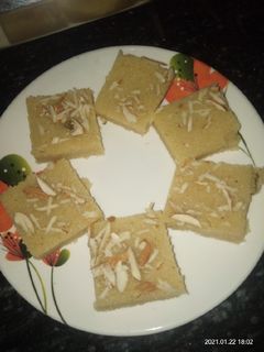 सूजी की बर्फी (suji ki barfi recipe in Hindi) रेसिपी मुख्य फोटो