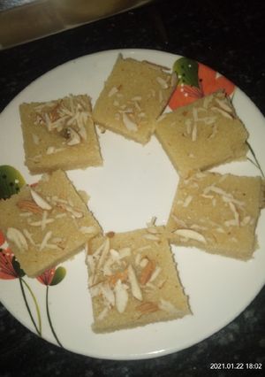 सूजी की बर्फी (suji ki barfi recipe in Hindi) रेसिपी मुख्य फोटो