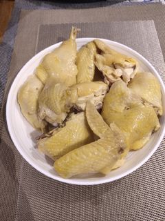 A picture of Steam Chicken with Salt and Ginger Juice.