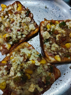 ब्रेड पिज़्ज़ा (Bread Pizza recipe in hindi) रेसिपी मुख्य फोटो