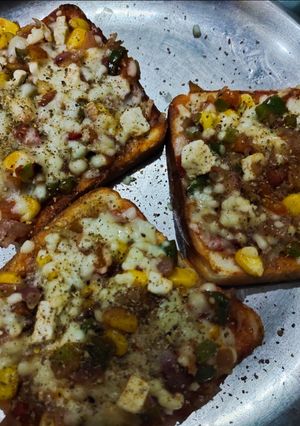ब्रेड पिज़्ज़ा (Bread Pizza recipe in hindi) रेसिपी मुख्य फोटो