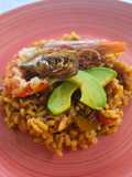 Arroz seco de verduras, gambas y aguacate