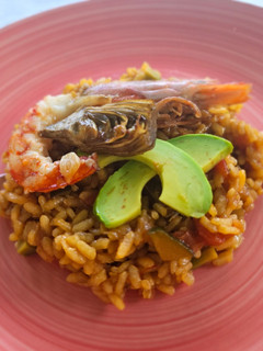 Una foto de Arroz seco de verduras, gambas y aguacate