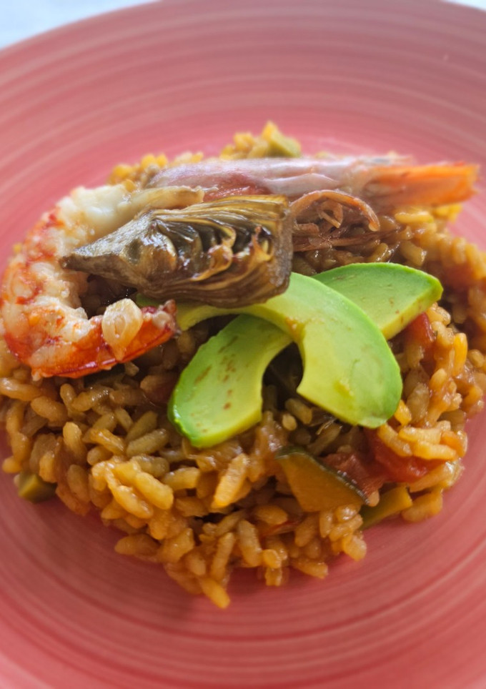 Una foto de Arroz seco de verduras, gambas y aguacate