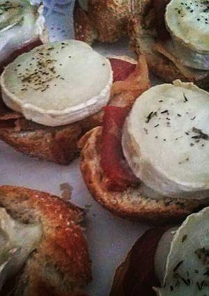 Una foto de Tosta de jamón y queso de cabra