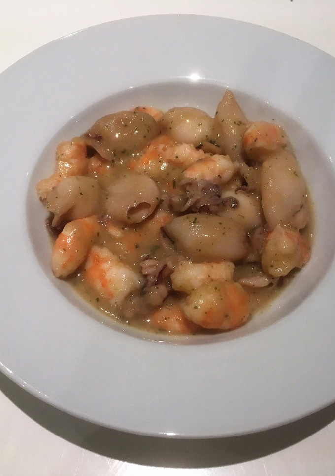 Una foto de Chipirones con langostinos
