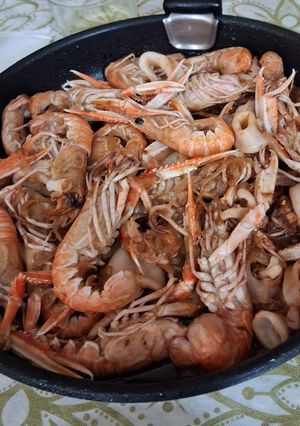 Una foto de Cigalas y calamares encebollados