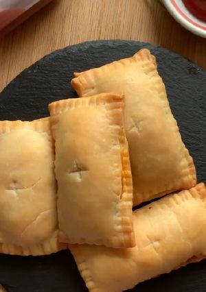 A picture of McDonald's style veggie pizza puff.